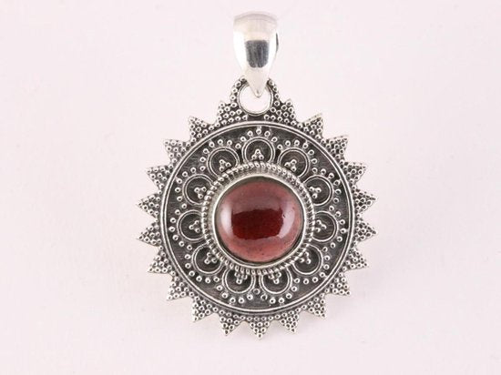 Ronde bewerkte zilveren hanger met granaat afbeelding 4