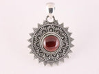 Ronde bewerkte zilveren hanger met granaat afbeelding 4