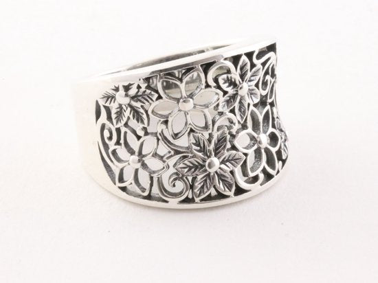 Opengewerkte zilveren ring met bloemenmotief afbeelding 1
