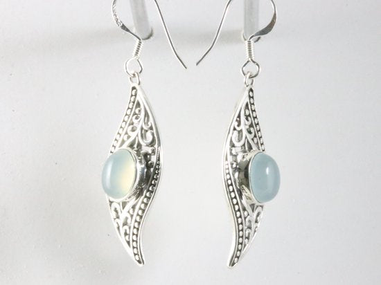 Lange bewerkte zilveren oorbellen met aqua chalcedoon afbeelding 2