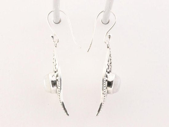 Bewerkte zilveren oorbellen met regenboog maansteen afbeelding 2