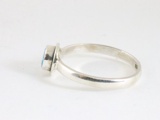 Fijne ronde zilveren ring met blauwe topaas afbeelding 2