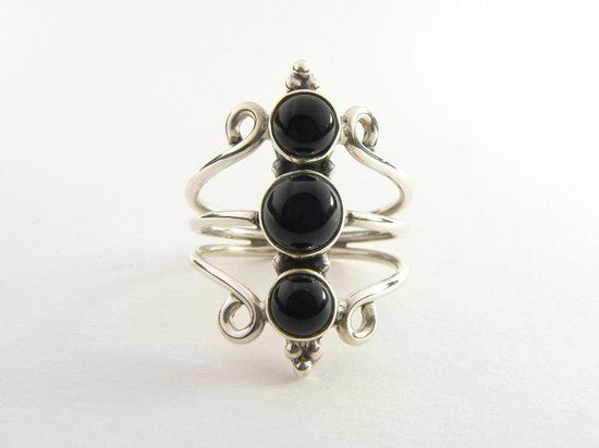 Opengewerkte zilveren ring met 3 onyx stenen afbeelding 4