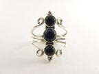 Opengewerkte zilveren ring met 3 onyx stenen afbeelding 4
