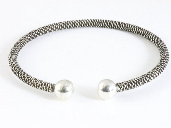 Fijn bewerkte zilveren klemarmband met hoogglans bollen afbeelding 3