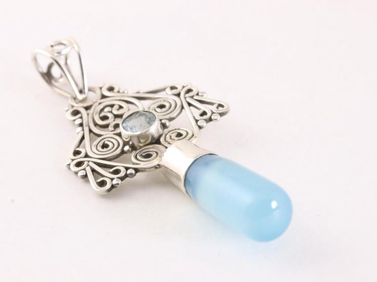Lange opengewerkte zilveren hanger met blauwe chalcedoon en topaas afbeelding 2