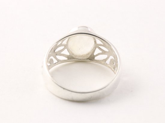 Opengewerkte zilveren ring met regenboog maansteen afbeelding 3