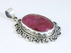 Grote bewerkte zilveren hanger met robijn aan ketting afbeelding 2