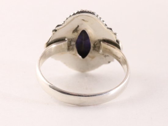 Bewerkte zilveren ring met blauwe saffier afbeelding 3