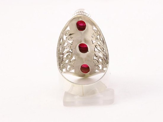 Langwerpige opengewerkte zilveren ring met robijn afbeelding 3