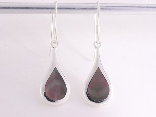 Druppelvormige zilveren oorbellen met zwarte parelmoer afbeelding 3