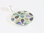 Ronde opengewerkte zilveren hanger met abalone schelp aan ketting afbeelding 2