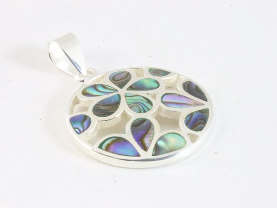 Ronde opengewerkte zilveren hanger met abalone schelp aan ketting afbeelding 2