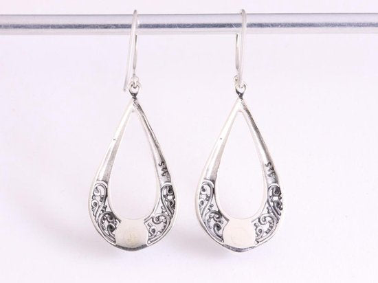 Opengewerkte zilveren oorbellen met Australische opaal afbeelding 3