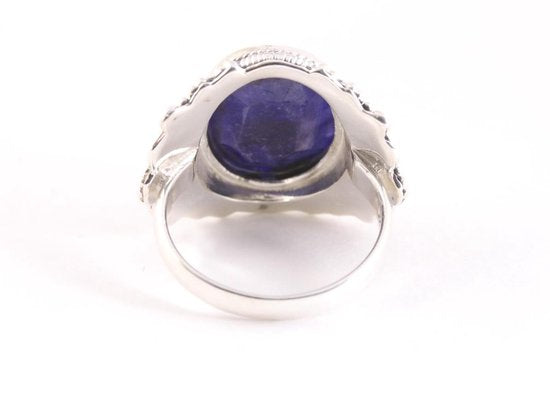 Bewerkte zilveren ring met blauwe saffier afbeelding 3