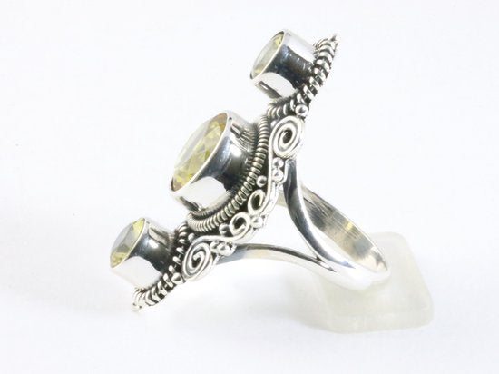 Langwerpige bewerkte zilveren ring met citrien afbeelding 2