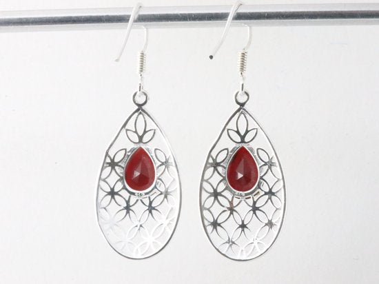 Opengewerkte zilveren oorbellen met granaat afbeelding 3