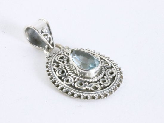 Bewerkte druppelvormige zilveren hanger met blauwe topaas afbeelding 2