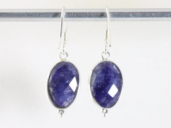 Fijne zilveren oorbellen met blauwe saffier afbeelding 2