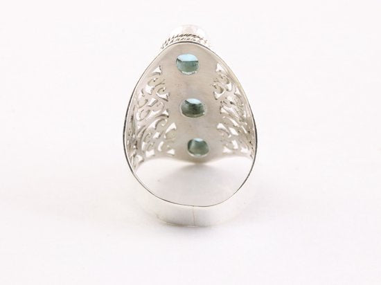 Langwerpige opengewerkte zilveren ring met blauwe topaas afbeelding 3