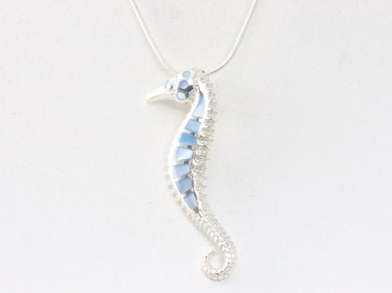 Zilveren zeepaardje met blauwe schelp aan ketting afbeelding 4