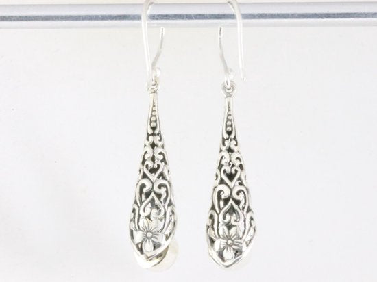 Traditionele opengewerkte zilveren oorbellen met zwarte parel afbeelding 3