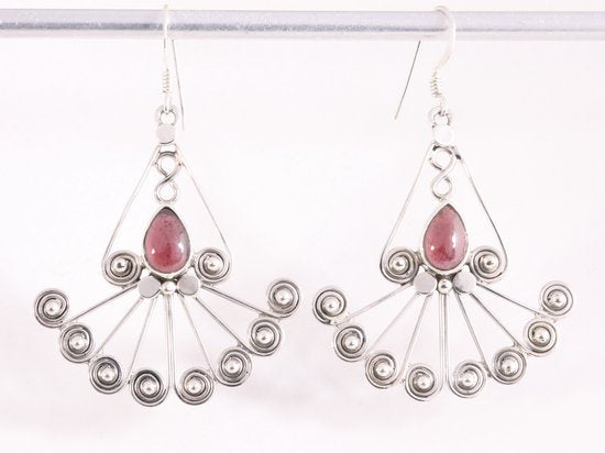 Grote opengewerkte zilveren oorbellen met granaat afbeelding 4