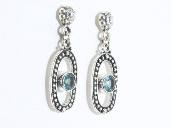 Fijne opengewerkte zilveren oorstekers met blauwe topaas afbeelding 2