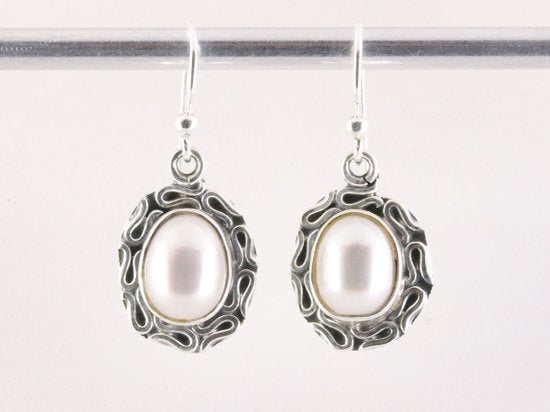 Bewerkte zilveren oorbellen met zoetwater parel afbeelding 4