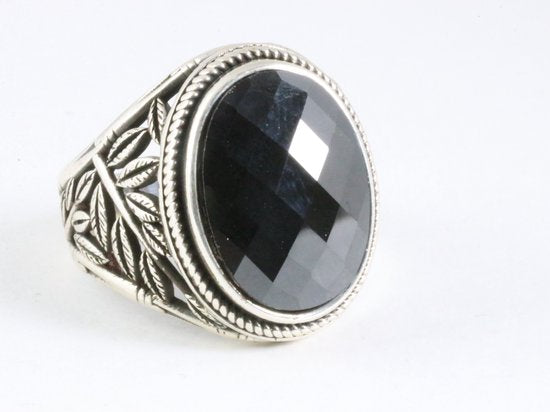 Zware bewerkte zilveren ring met gefacetteerde onyx afbeelding 1