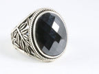 Zware bewerkte zilveren ring met gefacetteerde onyx afbeelding 1