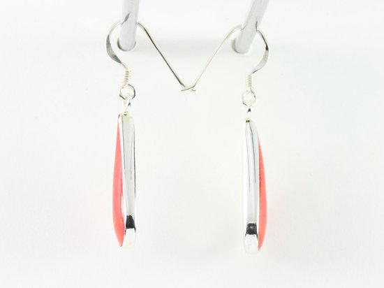 Druppelvormige zilveren oorbellen met rode koraal steen afbeelding 2