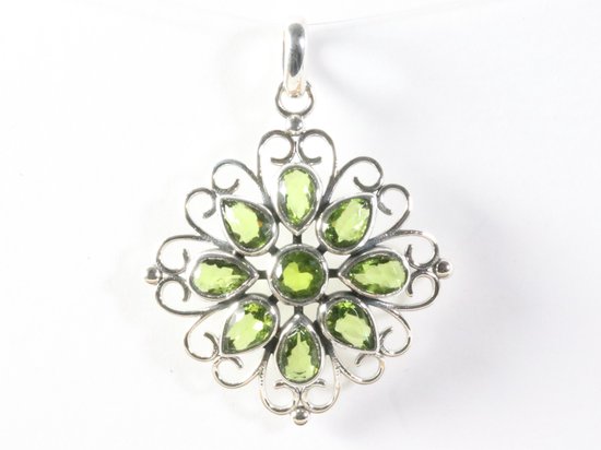 Opengewerkte zilveren hanger met peridoot afbeelding 4