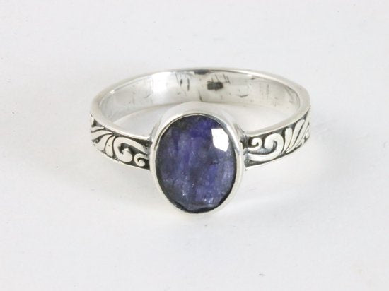 Fijne bewerkte zilveren ring met blauwe saffier afbeelding 4