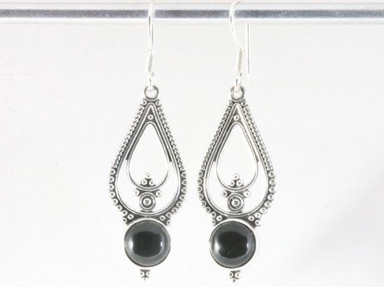 Lange opengewerkte zilveren oorbellen met onyx afbeelding 4