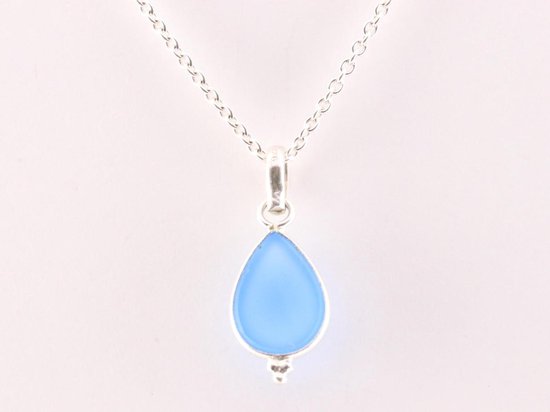 Fijne druppelvormige zilveren hanger met blauwe chalcedoon aan ketting afbeelding 2