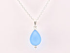 Fijne druppelvormige zilveren hanger met blauwe chalcedoon aan ketting afbeelding 2