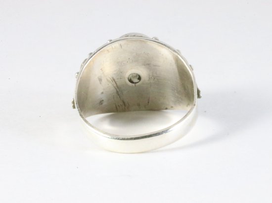 Bewerkte zilveren ring met regenboog maansteen afbeelding 3