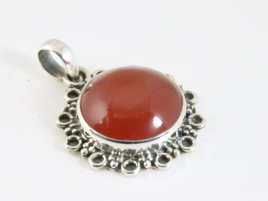 Ronde bewerkte zilveren hanger met carneool afbeelding 2