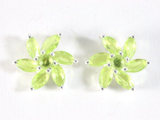 Bloemvormige zilveren oorstekers met peridoot afbeelding 1