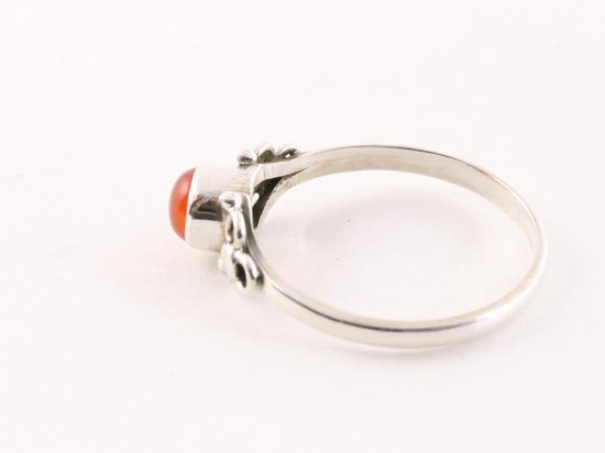 Fijne bewerkte zilveren ring met carneool afbeelding 2