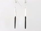 Lange opengewerkte zilveren oorbellen met onyx afbeelding 2