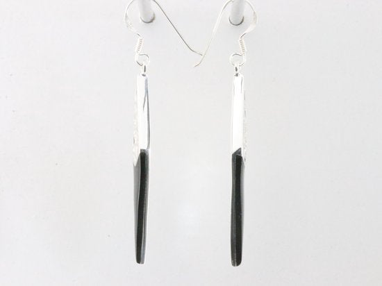 Lange opengewerkte zilveren oorbellen met onyx afbeelding 2