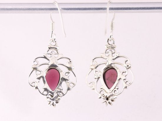 Opengewerkte zilveren oorbellen met granaat afbeelding 3