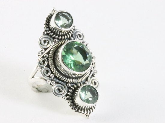 Langwerpige bewerkte zilveren ring met groene amethist afbeelding 1
