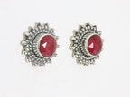 Bewerkte zilveren oorstekers met robijn afbeelding 2