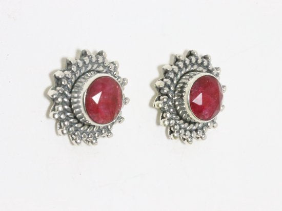 Bewerkte zilveren oorstekers met robijn afbeelding 2