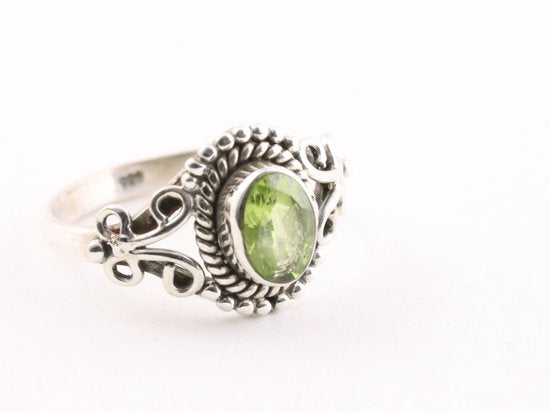Fijne opengewerkte zilveren ring met peridoot afbeelding 1