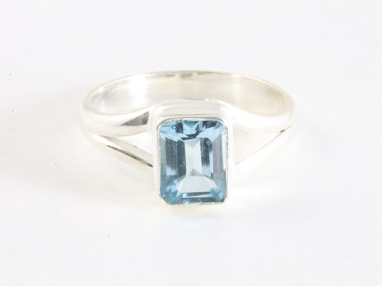 Hoogglans zilveren ring met blauwe topaas afbeelding 4