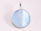 Ronde zilveren hanger met lotus bloem op blauwe schelp afbeelding 3